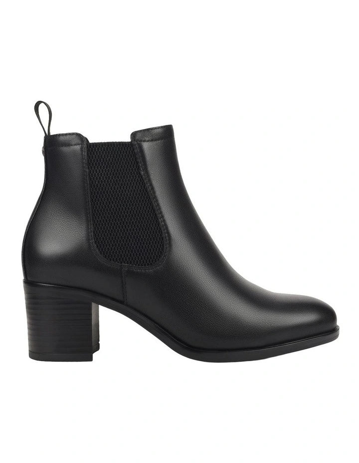 SCARLET BOOT